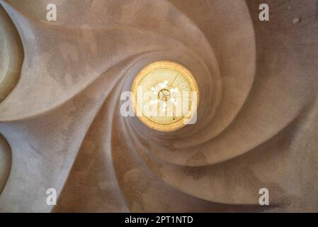 Lampe et plafond de la salle principale du noble étage de Casa Batlló avec la forme d'une spirale hélicoïdale (Barcelone, Catalogne, Espagne) Banque D'Images