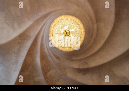 Lampe et plafond de la salle principale du noble étage de Casa Batlló avec la forme d'une spirale hélicoïdale (Barcelone, Catalogne, Espagne) Banque D'Images