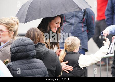 La Princesse de Galles rencontre le public après avoir visité le Dowlais Rugby Club près de Merthyr Tydfil, au pays de Galles, pour rencontrer des bénévoles et des partisans du sauvetage en montagne. L'organisme géré par des bénévoles, qui couvre la zone centrale du parc national de Bannau Brycheiniog, y compris Pen y Fan, célèbre son anniversaire en 60th. Date de la photo: Jeudi 27 avril 2023. Banque D'Images