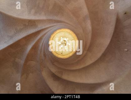 Lampe et plafond de la salle principale du noble étage de Casa Batlló avec la forme d'une spirale hélicoïdale (Barcelone, Catalogne, Espagne) Banque D'Images