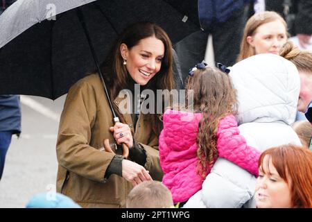 La Princesse de Galles rencontre le public après avoir visité le Dowlais Rugby Club près de Merthyr Tydfil, au pays de Galles, pour rencontrer des bénévoles et des partisans du sauvetage en montagne. L'organisme géré par des bénévoles, qui couvre la zone centrale du parc national de Bannau Brycheiniog, y compris Pen y Fan, célèbre son anniversaire en 60th. Date de la photo: Jeudi 27 avril 2023. Banque D'Images