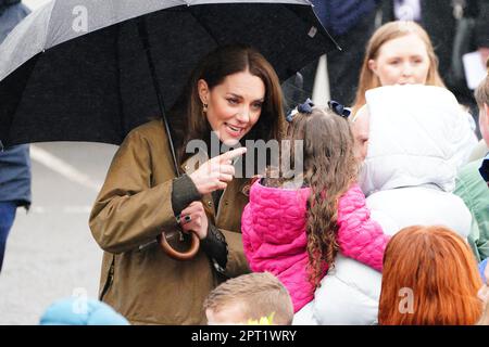 La Princesse de Galles rencontre le public après avoir visité le Dowlais Rugby Club près de Merthyr Tydfil, au pays de Galles, pour rencontrer des bénévoles et des partisans du sauvetage en montagne. L'organisme géré par des bénévoles, qui couvre la zone centrale du parc national de Bannau Brycheiniog, y compris Pen y Fan, célèbre son anniversaire en 60th. Date de la photo: Jeudi 27 avril 2023. Banque D'Images