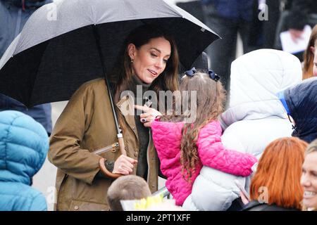 La Princesse de Galles rencontre le public après avoir visité le Dowlais Rugby Club près de Merthyr Tydfil, au pays de Galles, pour rencontrer des bénévoles et des partisans du sauvetage en montagne. L'organisme géré par des bénévoles, qui couvre la zone centrale du parc national de Bannau Brycheiniog, y compris Pen y Fan, célèbre son anniversaire en 60th. Date de la photo: Jeudi 27 avril 2023. Banque D'Images