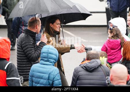 Le Prince et la Princesse de Galles rencontrent des membres du public après avoir visité le Dowlais Rugby Club près de Merthyr Tydfil, au pays de Galles, pour rencontrer des bénévoles et des partisans du sauvetage en montagne. L'organisme géré par des bénévoles, qui couvre la zone centrale du parc national de Bannau Brycheiniog, y compris Pen y Fan, célèbre son anniversaire en 60th. Date de la photo: Jeudi 27 avril 2023. Banque D'Images