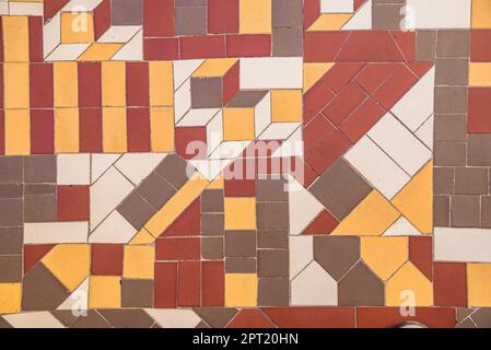 Sol en mosaïque dans l'arrière-cour de la Casa Batlló avec un détail du drapeau catalan (Barcelone, Catalogne, Espagne) ESP Suelo con mosaico al patio Casa Batlló Banque D'Images