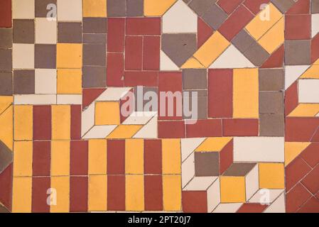 Sol en mosaïque dans l'arrière-cour de la Casa Batlló avec un détail du drapeau catalan (Barcelone, Catalogne, Espagne) ESP Suelo con mosaico al patio Casa Batlló Banque D'Images