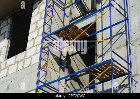 Bleu et Jaune construction échafaudage d'un bâtiment russe en rénovation. Banque D'Images