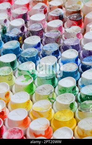 Un motif dans un bon nombre de buses d'un pulvérisateur de peinture pour dessiner des graffitis, des traînées en différentes couleurs. Les capuchons en plastique sont disposés en plusieurs rangées pour Banque D'Images