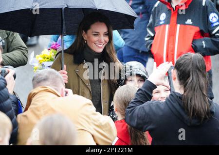 La Princesse de Galles rencontre le public après avoir visité le Dowlais Rugby Club près de Merthyr Tydfil, au pays de Galles, pour rencontrer des bénévoles et des partisans du sauvetage en montagne. L'organisme géré par des bénévoles, qui couvre la zone centrale du parc national de Bannau Brycheiniog, y compris Pen y Fan, célèbre son anniversaire en 60th. Date de la photo: Jeudi 27 avril 2023. Banque D'Images