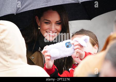 La Princesse de Galles rencontre le public après avoir visité le Dowlais Rugby Club près de Merthyr Tydfil, au pays de Galles, pour rencontrer des bénévoles et des partisans du sauvetage en montagne. L'organisme géré par des bénévoles, qui couvre la zone centrale du parc national de Bannau Brycheiniog, y compris Pen y Fan, célèbre son anniversaire en 60th. Date de la photo: Jeudi 27 avril 2023. Banque D'Images