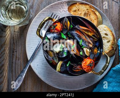 Moules à l'ail et aux tomates. Ci-dessus. Banque D'Images