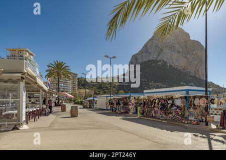 Personnes marchant par terrasses de bars, restaurants dans l'avenue du port de Calp (Calpe), province d'Alicante, Communauté Valencienne, Espagne, Europe Banque D'Images