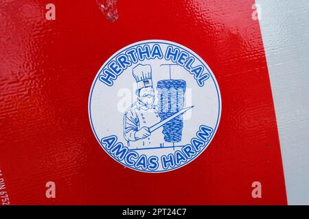 Sticker, Hertha Helal, Amcas Haram, terrain public, Berlin, Allemagne Banque D'Images