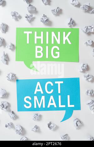 Affiche penser grand acte petite, approche d'entreprise grands objectifs ambitieux prendre peu de pas un à la fois Banque D'Images