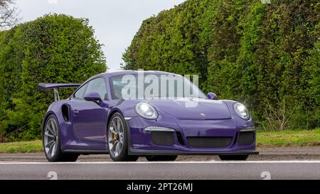 Bicester, Oxon, Royaume-Uni - 23 avril 2023. 2016 Porsche 911 violette voyageant sur une route de campagne anglaise Banque D'Images
