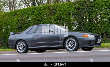 Bicester, Oxon, Royaume-Uni - 23 avril 2023. Nissan Skyline 1993 sur une route de campagne anglaise Banque D'Images