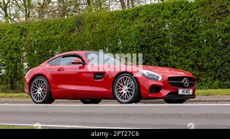 Bicester, Oxon, Royaume-Uni - 23 avril 2023. 2016 Mercedes-BENZ AMG GT S PREMIUM AUTO rouge voyageant sur une route de campagne anglaise Banque D'Images