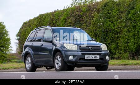 Bicester, Oxon, Royaume-Uni - 23 avril 2023. 2005 TOYOTA RAV4 sur une route de campagne anglaise Banque D'Images