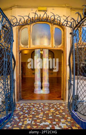 Colonnes dans la salle à manger de la Casa Batlló avec trencadis coloré décoration mosaïque peint (Barcelone, Catalogne, Espagne) ESP: Columnas en el comedor Banque D'Images