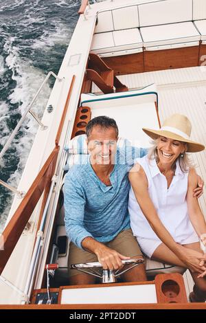 Les meilleurs jours sont passés sur un bateau. Portrait d'un couple adulte profitant d'une promenade en bateau relaxante. Banque D'Images
