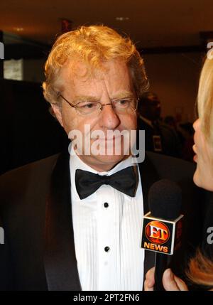 Washington, Vereinigte Staaten. 26th avril 2003. Jerry Springer est interviewé alors qu'il arrive pour le dîner des correspondants de la Maison Blanche 2003 à l'hôtel Hilton de Washington à Washington, DC, 26 avril 2003.Credit: Ron Sachs/CNP/dpa/Alay Live News Banque D'Images