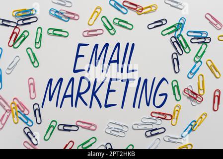 Texte d'écriture Email MarketingSenvoi d'un message commercial à un groupe de personnes utilisant le courrier, photo conceptuelle envoi d'un message commercial à un groupe Banque D'Images