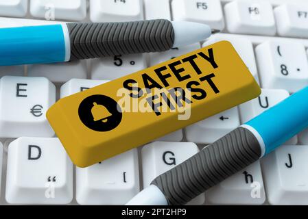 Affiche indiquant la sécurité d'abord, mot pour éviter tout risque inutile. En ligne, soyez prudent Banque D'Images