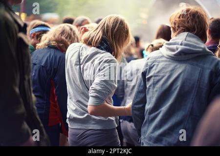 Adoring audience. Vue arrière d'une foule dansant lors d'un événement musical en plein air Banque D'Images