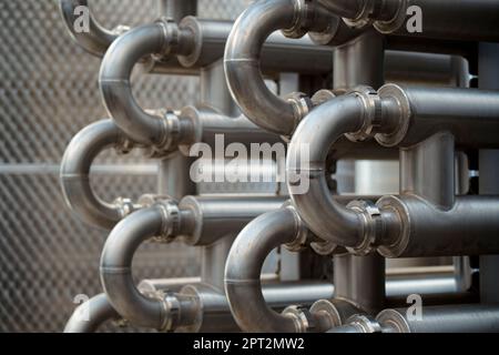 Gros plan de nombreux tubes en alliage d'inox dans une usine. Banque D'Images