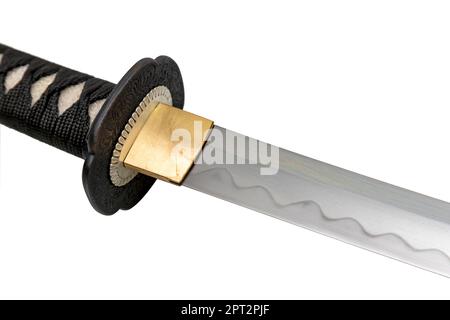 Le col Habaki est en laiton poli. Il est à la base d'une lame d'épée japonaise avec un motif ondulé sur la partie vive. Isolé sur un blanc Banque D'Images