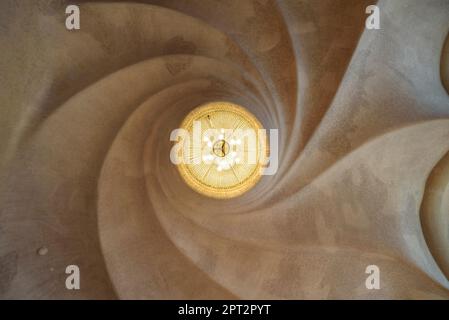 Lampe et plafond de la salle principale du noble étage de Casa Batlló avec la forme d'une spirale hélicoïdale (Barcelone, Catalogne, Espagne) Banque D'Images