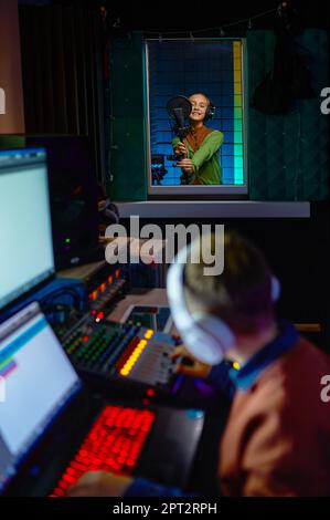 Jeunes adolescents travaillant dans un studio de disques Banque D'Images