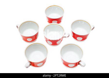 Tasses rouges sur fond blanc, un ensemble de six pièces Banque D'Images