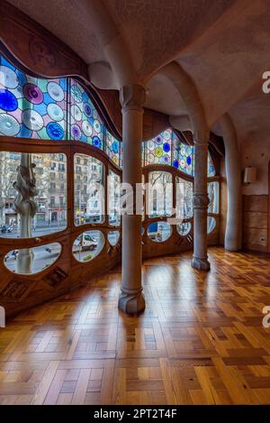 Grande fenêtre avec vitraux et colonnes dans le hall principal du noble étage de Casa Batlló (Barcelone, Catalogne, Espagne) Banque D'Images