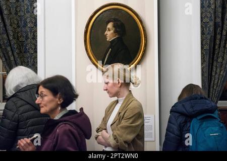 Varsovie, Mazowieckie, Pologne. 27th avril 2023. Un portrait de Frédéric Chopin est vu au musée. Le musée remis à neuf du pianiste et compositeur polonais Frédéric Chopin rouvrira ses portes aux visiteurs de 29 avril. Populaire parmi les Polonais et les touristes étrangers, le muséaum du plus grand musicien polonais du 19th siècle a subi huit mois de rénovation visant à mieux présenter les souvenirs qui incluent le dernier piano de Chopin et les manuscrits de sa musique. Le jour de l'ouverture du Musée, il sera possible de voir, entre autres, les lettres de Frédéric Chopin à son ami Wojciech Grzym Banque D'Images