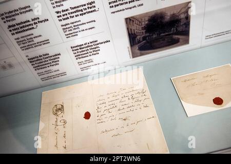 Varsovie, Mazowieckie, Pologne. 27th avril 2023. Une lettre écrite par Chopin à son ami Wojciech Grzymala à Paris est vue au musée. Le musée remis à neuf du pianiste et compositeur polonais Frédéric Chopin rouvrira ses portes aux visiteurs de 29 avril. Populaire parmi les Polonais et les touristes étrangers, le muséaum du plus grand musicien polonais du 19th siècle a subi huit mois de rénovation visant à mieux présenter les souvenirs qui incluent le dernier piano de Chopin et les manuscrits de sa musique. Le jour de l'ouverture du Musée, il sera possible de voir, entre autres, les lettres de Frédéric Chopin Banque D'Images