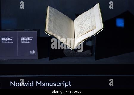 Varsovie, Mazowieckie, Pologne. 27th avril 2023. Le manuscrit du poème de Cyprien Kamil Norwid ''Chopin's Piano'' est exposé temporairement au musée. Le musée remis à neuf du pianiste et compositeur polonais Frédéric Chopin rouvrira ses portes aux visiteurs de 29 avril. Populaire parmi les Polonais et les touristes étrangers, le muséaum du plus grand musicien polonais du 19th siècle a subi huit mois de rénovation visant à mieux présenter les souvenirs qui incluent le dernier piano de Chopin et les manuscrits de sa musique. Le jour de l'ouverture du Musée, il sera possible de voir, entre autres choses, Frédéric Banque D'Images