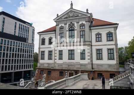 Varsovie, Mazowieckie, Pologne. 27th avril 2023. Le musée Frederick Chopin de Varsovie est vu après des travaux de rénovation. Le musée remis à neuf du pianiste et compositeur polonais Frédéric Chopin rouvrira ses portes aux visiteurs de 29 avril. Populaire parmi les Polonais et les touristes étrangers, le muséaum du plus grand musicien polonais du 19th siècle a subi huit mois de rénovation visant à mieux présenter les souvenirs qui incluent le dernier piano de Chopin et les manuscrits de sa musique. Le jour de l'ouverture du Musée, il sera possible de voir, entre autres, les lettres de Frédéric Chopin à son ami Wojciech GR Banque D'Images