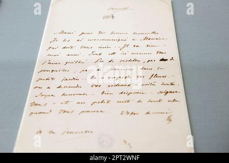 Varsovie, Mazowieckie, Pologne. 27th avril 2023. Une lettre manuscrite de Chopin à son amour George Sand est vue au musée. Le musée remis à neuf du pianiste et compositeur polonais Frédéric Chopin rouvrira ses portes aux visiteurs de 29 avril. Populaire parmi les Polonais et les touristes étrangers, le muséaum du plus grand musicien polonais du 19th siècle a subi huit mois de rénovation visant à mieux présenter les souvenirs qui incluent le dernier piano de Chopin et les manuscrits de sa musique. Le jour de l'ouverture du Musée, il sera possible de voir, entre autres, les lettres de Frédéric Chopin à son frère Banque D'Images