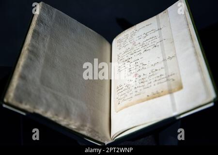 Varsovie, Mazowieckie, Pologne. 27th avril 2023. Le manuscrit du poème de Cyprien Kamil Norwid ''Chopin's Piano'' est exposé temporairement dans le musée. Le musée remis à neuf du pianiste et compositeur polonais Frédéric Chopin rouvrira ses portes aux visiteurs de 29 avril. Populaire parmi les Polonais et les touristes étrangers, le muséaum du plus grand musicien polonais du 19th siècle a subi huit mois de rénovation visant à mieux présenter les souvenirs qui incluent le dernier piano de Chopin et les manuscrits de sa musique. Le jour de l'ouverture du Musée, il sera possible de voir, entre autres choses, Frédéric Banque D'Images