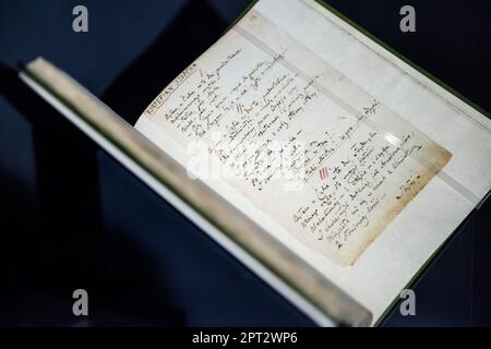 Varsovie, Mazowieckie, Pologne. 27th avril 2023. Le manuscrit du poème de Cyprien Kamil Norwid ''Chopin's Piano'' est exposé temporairement dans le musée. Le musée remis à neuf du pianiste et compositeur polonais Frédéric Chopin rouvrira ses portes aux visiteurs de 29 avril. Populaire parmi les Polonais et les touristes étrangers, le muséaum du plus grand musicien polonais du 19th siècle a subi huit mois de rénovation visant à mieux présenter les souvenirs qui incluent le dernier piano de Chopin et les manuscrits de sa musique. Le jour de l'ouverture du Musée, il sera possible de voir, entre autres choses, Frédéric Banque D'Images