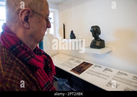 Varsovie, Mazowieckie, Pologne. 27th avril 2023. Un homme regarde un petit buste de Chopin au musée. Le musée remis à neuf du pianiste et compositeur polonais Frédéric Chopin rouvrira ses portes aux visiteurs de 29 avril. Populaire parmi les Polonais et les touristes étrangers, le muséaum du plus grand musicien polonais du 19th siècle a subi huit mois de rénovation visant à mieux présenter les souvenirs qui incluent le dernier piano de Chopin et les manuscrits de sa musique. Le jour de l'ouverture du Musée, il sera possible de voir, entre autres, les lettres de Frédéric Chopin à son ami Wojciech Grzymala et h. Banque D'Images