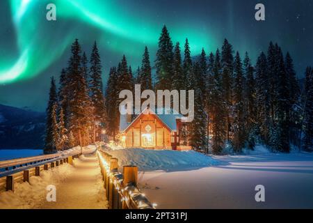 Belle aurore borealis ou aurores boréales au-dessus de l'Emerald Lake Lodge qui brille dans la nuit au parc national Yoho, Alberta, Canada Banque D'Images