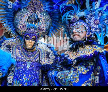 Venice Carnivale, deux participants en bleu turquoise vénitien baroque paon costume inspiré avec plumes, masque et chapeau, Venezia, Italie crédit: Imagetraceur/Alamy Live News Banque D'Images