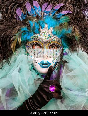 Participant au carnaval de Venise en costume coloré, gros plan de la tête de femme en masque, plumes et robe de fantaisie, Venezia, Italie crédit: Imagetraceur/Alamy Live News Banque D'Images