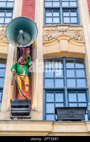 Détail architectural, statue d'une sonnerie sur une façade de la ville de Lille, dans le nord de la France Banque D'Images