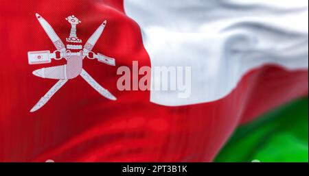 Vue rapprochée du drapeau national d'Oman. Le Sultanat d'Oman est un pays arabe situé dans le sud-ouest de l'Asie. Arrière-plan texturé en tissu. Séle Banque D'Images