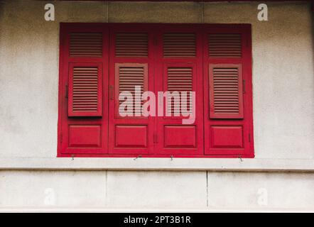 Vieilles fenêtres en bois rouge sur des murs blancs Banque D'Images