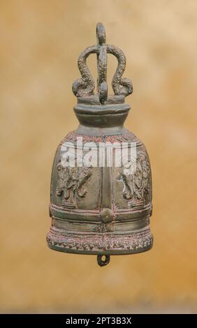 De grandes cloches en laiton sont généralement accrochées dans les temples thaïlandais. Banque D'Images