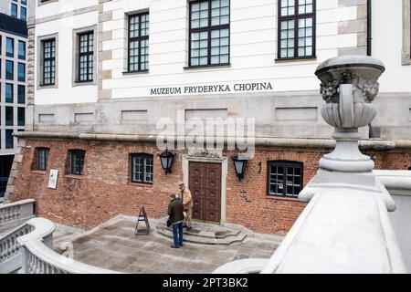 L'entrée du musée Frederick Chopin à Varsovie. Le musée remis à neuf du pianiste et compositeur polonais Frédéric Chopin rouvrira ses portes aux visiteurs de 29 avril. Populaire auprès des Polonais et des touristes étrangers, le muséaum du plus grand musicien polonais du 19th siècle a subi huit mois de rénovation visant à mieux présenter les souvenirs qui incluent le dernier piano de Chopin et les manuscrits de sa musique. Le jour de l'ouverture du Musée, il sera possible de voir, entre autres, les lettres de Frédéric Chopin à son ami Wojciech Grzymala et son amour George Sand. En référence au 160th Banque D'Images